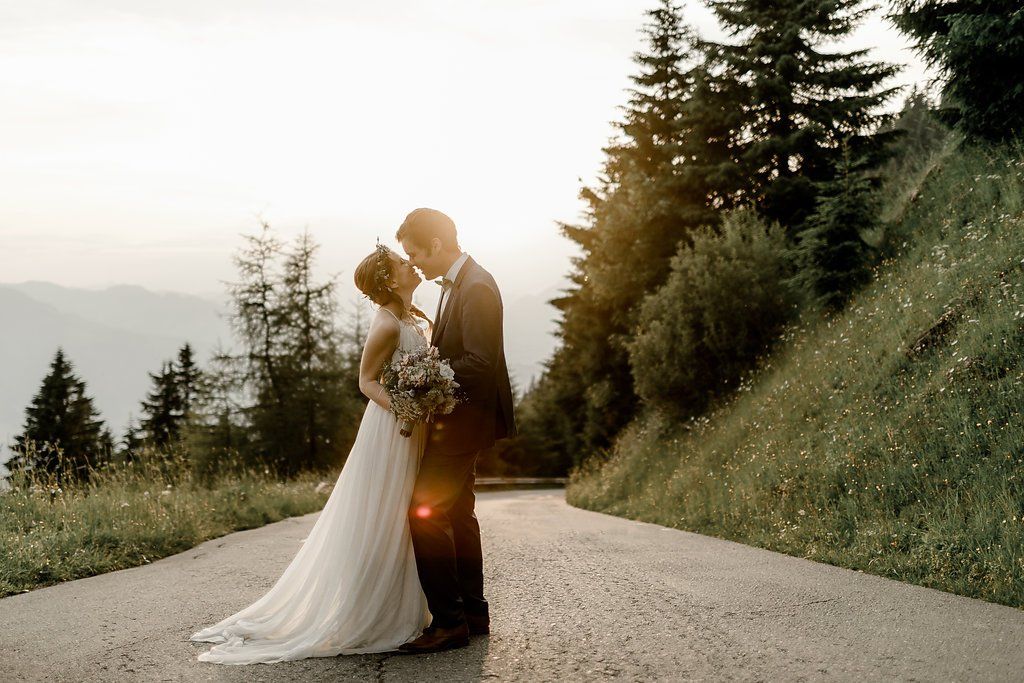 Hochzeitspaar feiert ihre Hochzeit im Ausland in den Bergen