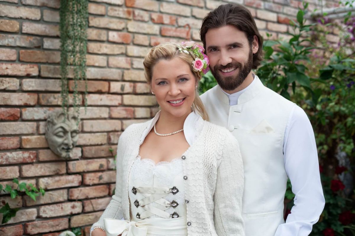 Trachtenhochzeit im weißen Brautdirndl