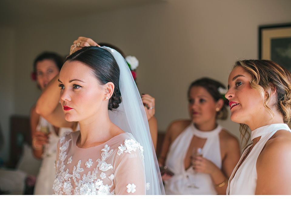 Hochzeit: Trauzeuginnen Braut Schleier Hochzeitsbrauch
