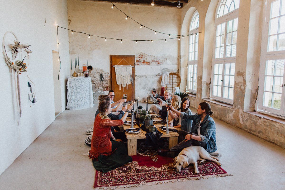 Eine kleine Gruppe feiert eine Tiny Wedding