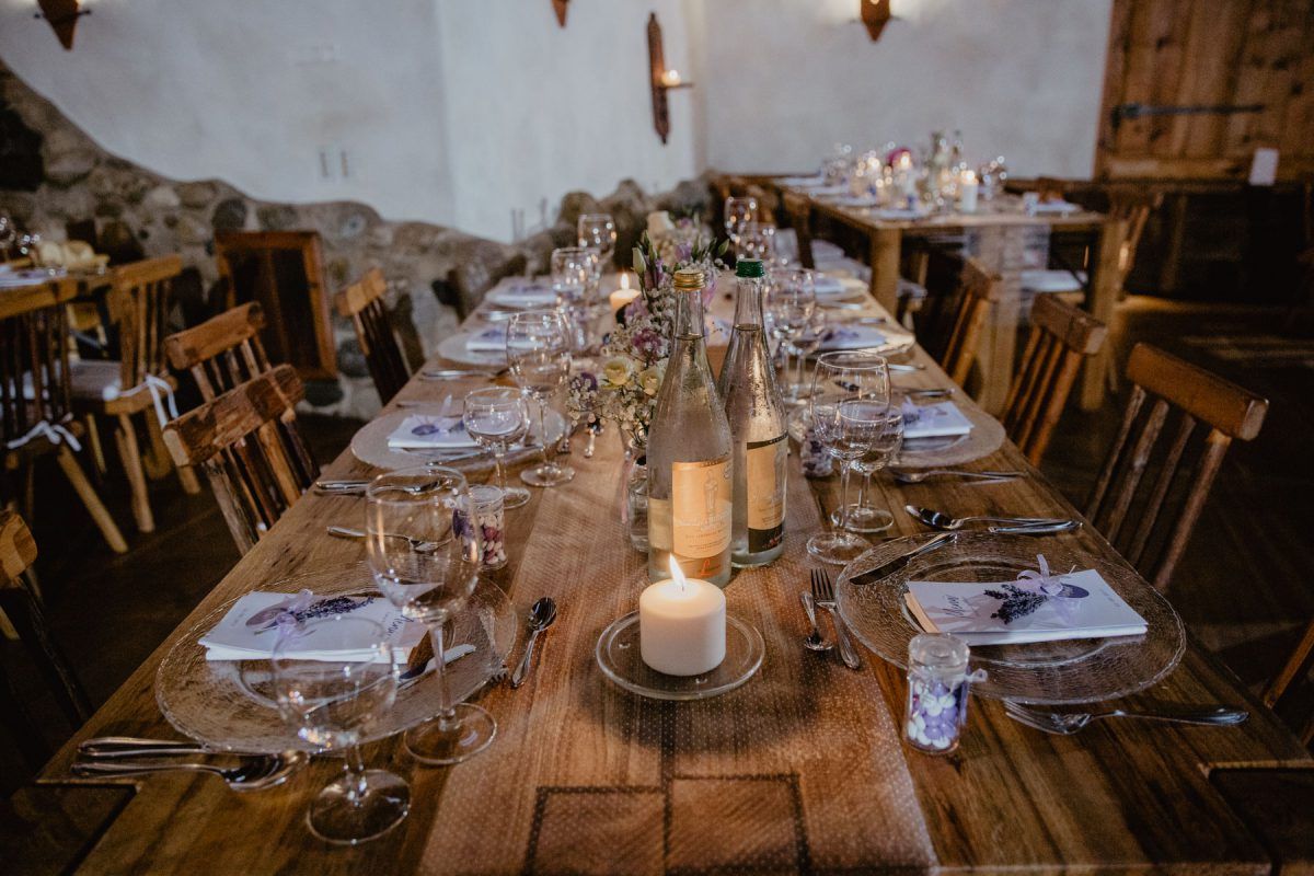Dekorierte Hochzeitstafel für eine Tiny Wedding