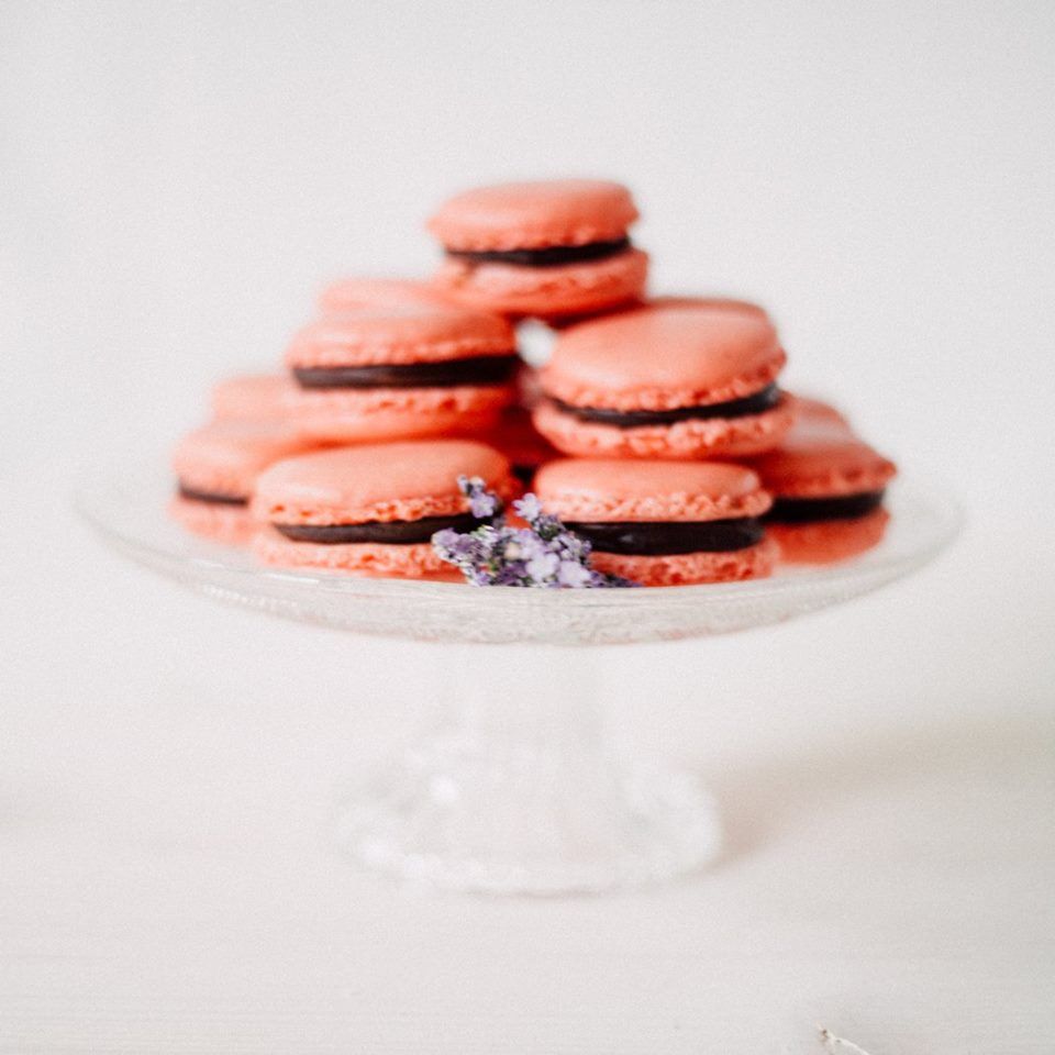 Macarons auf einem Teller