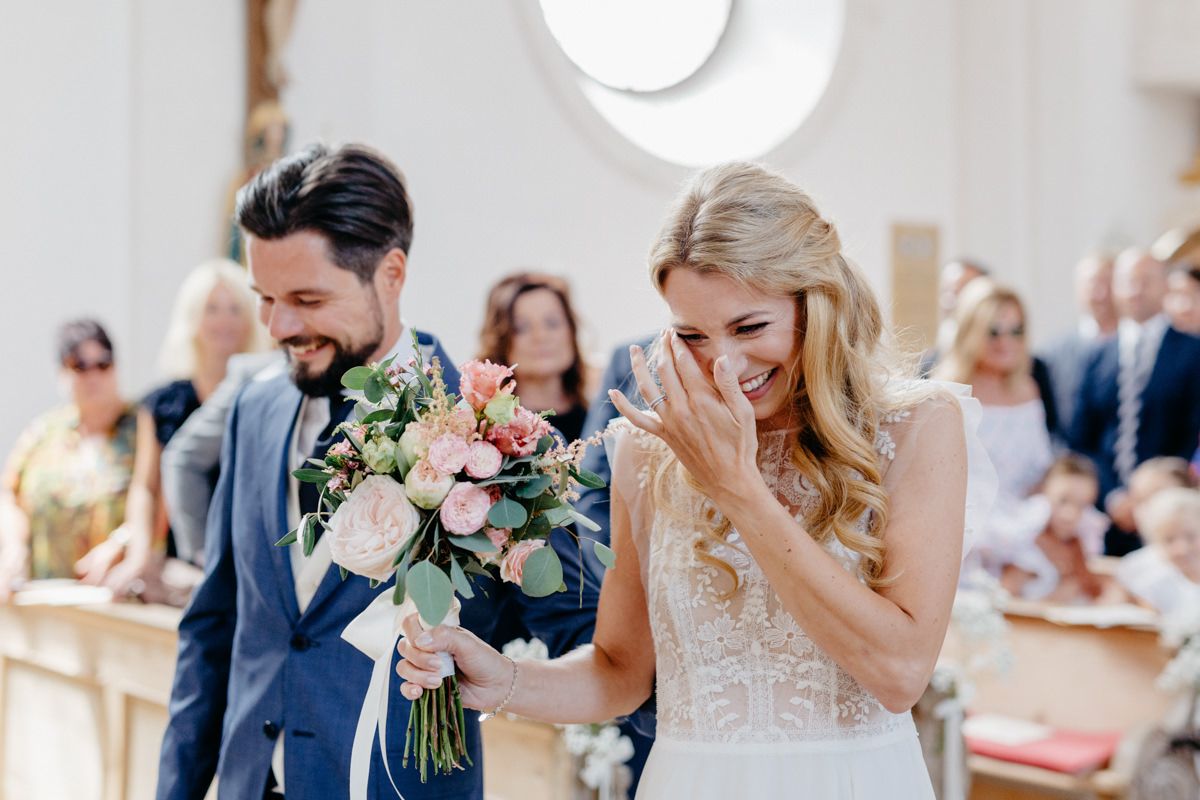 Hochzeitspaar weint vor Glück beid er Trauung