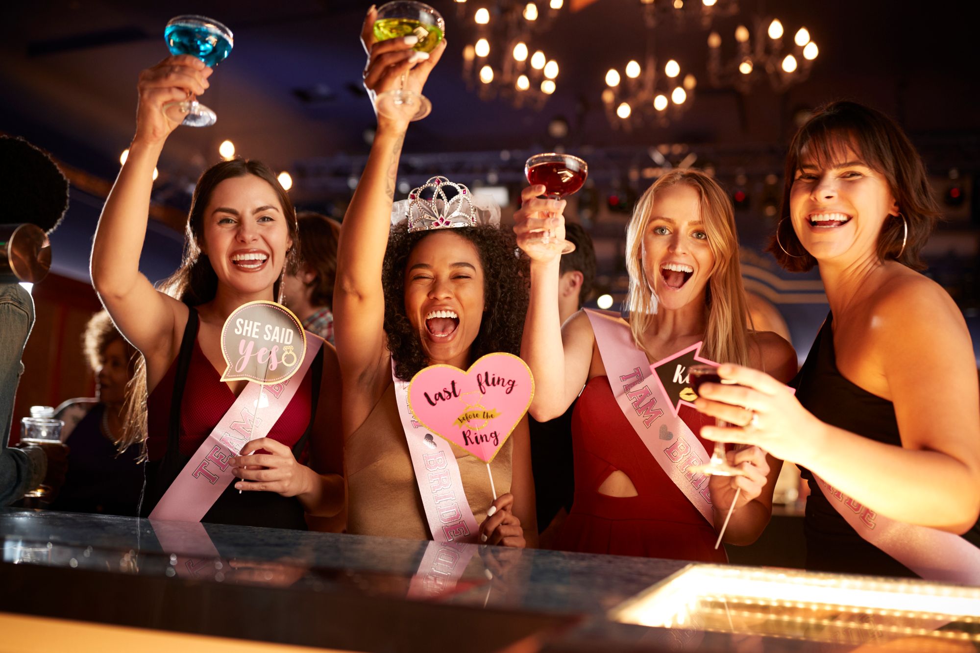 Frauen-in-Bar-feiern-JGA-ohne-Bräutigam