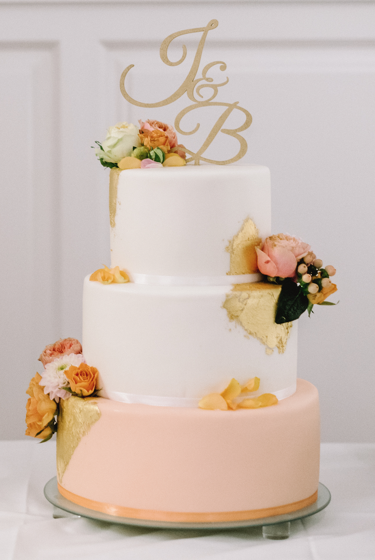 Ein Cake Topper mit den Anfangsbuchstaben des Brautpaares