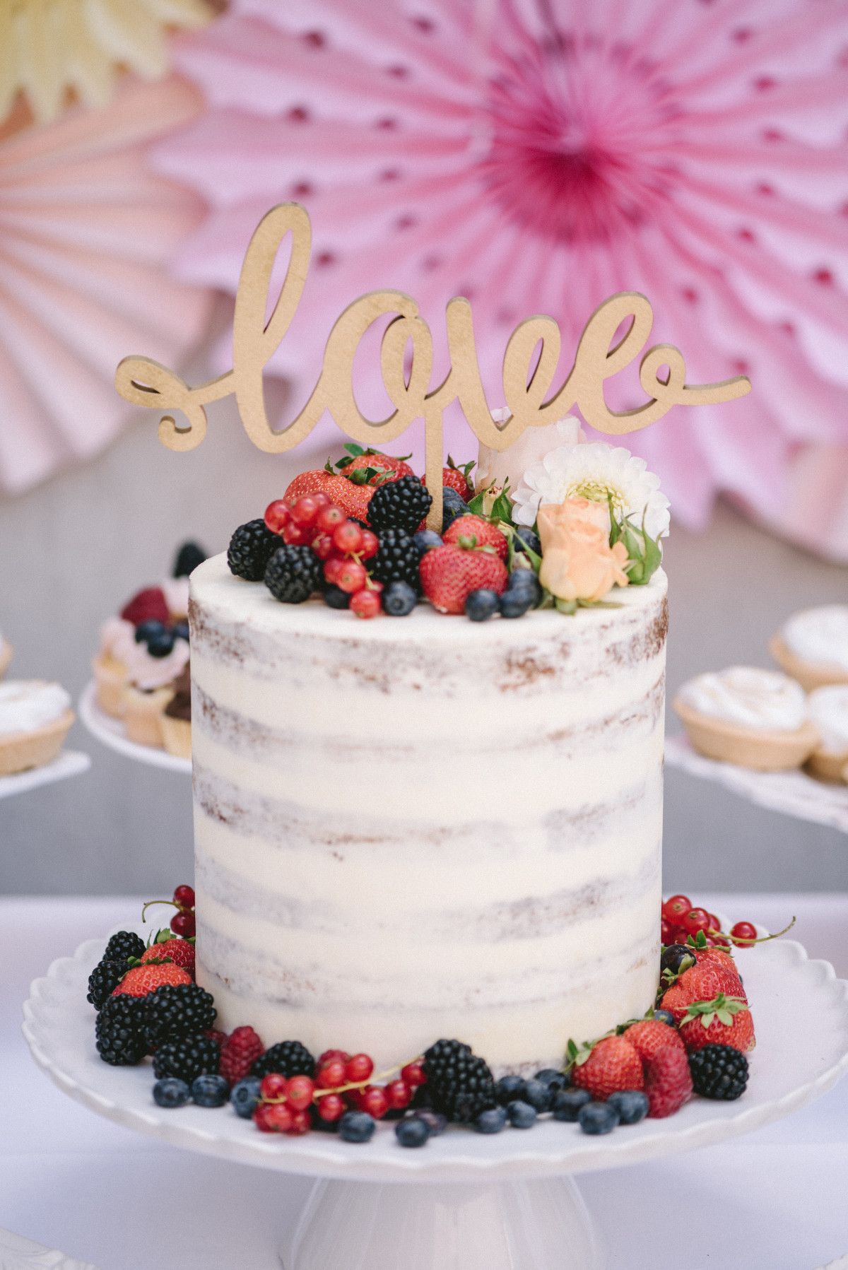 Einstöckige Semi-Naked-Cake Hochzeitstorte mit Beeren verziert