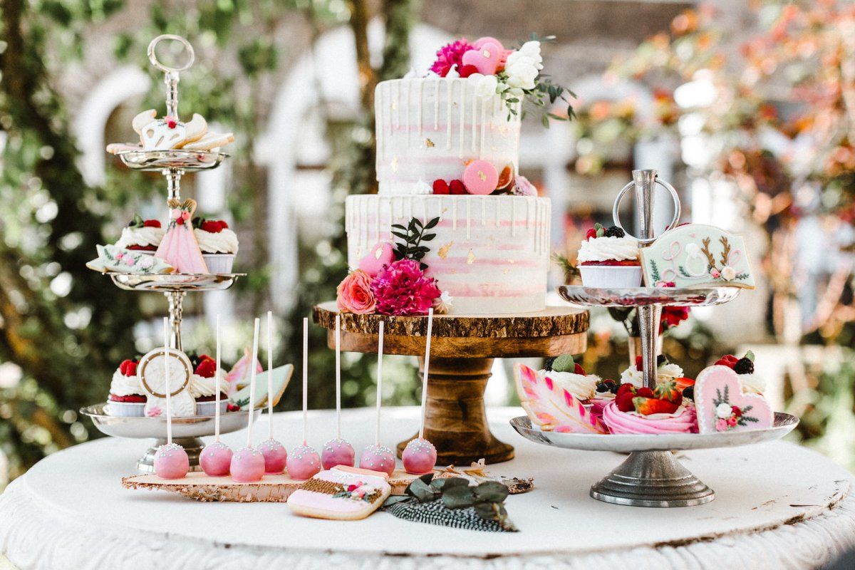 Hochzeitstorte rosa weiß angeordnet mit Cakepops und Cupcakes