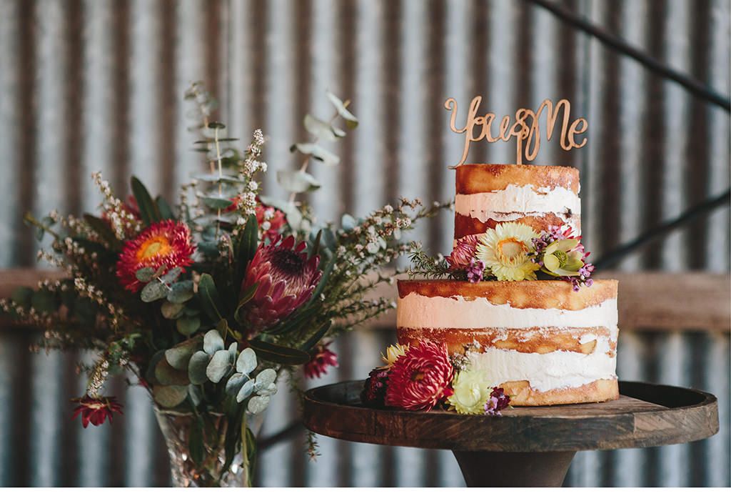 Naked Cake mit Blumen und Cake Topper