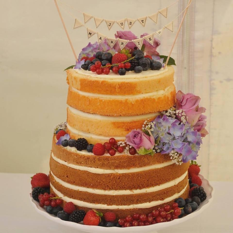 Naked Cake mit Just Married Girlande