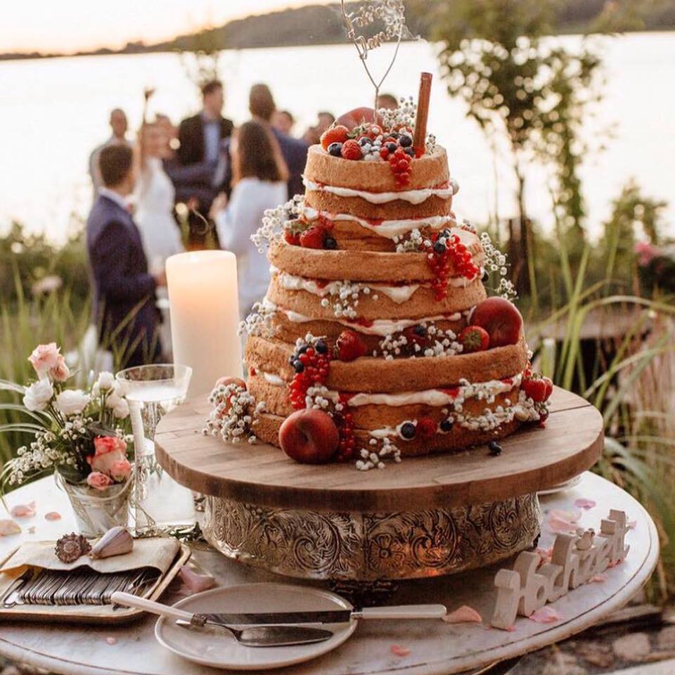Naked Cake mit Beeren verziert