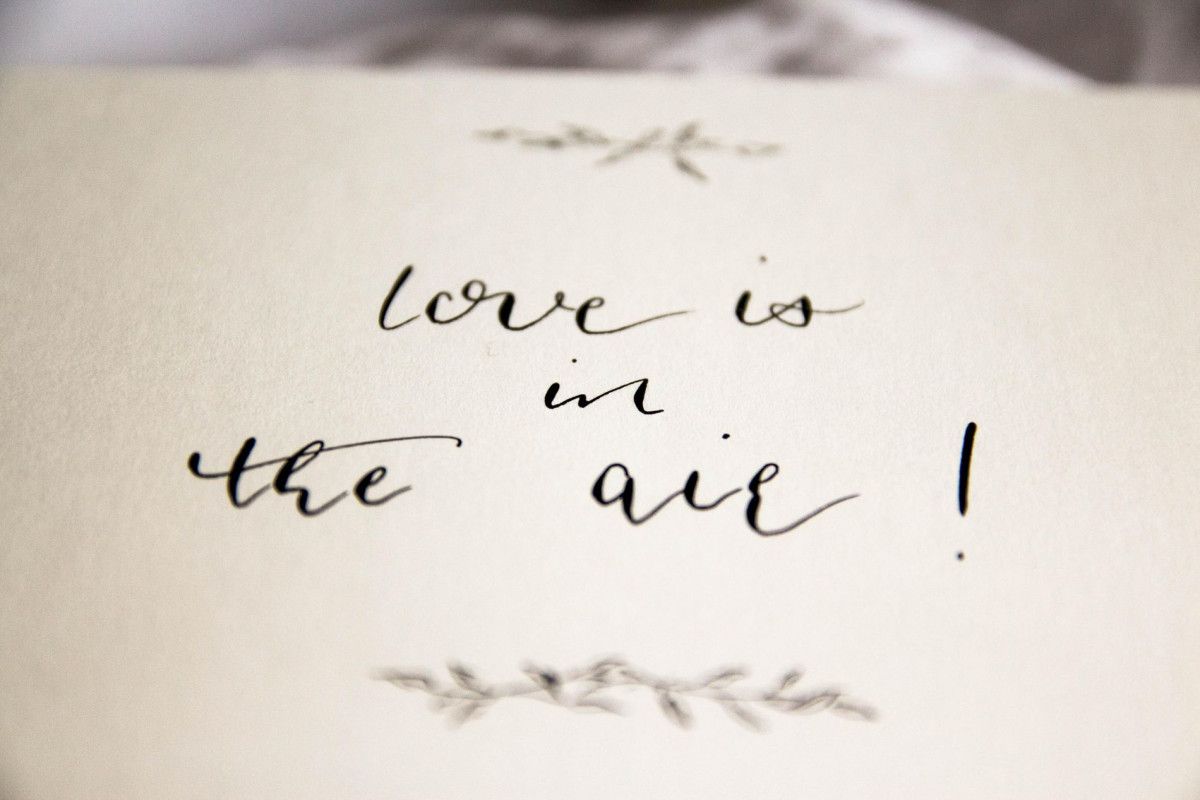 Postkarten in DIN A6 mit Schriftzug "Love is in the air"