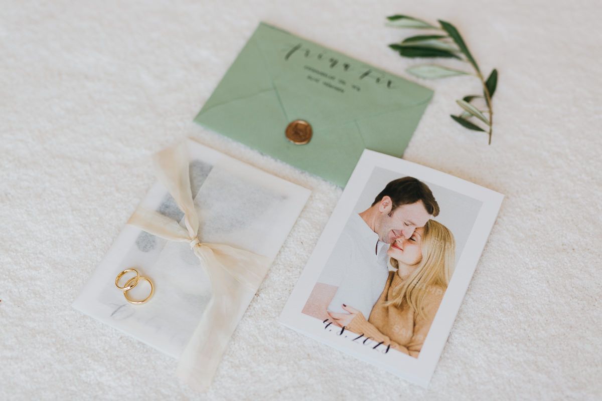 Hochzeitskarten und Ring aus einem weißem Hintergrund
