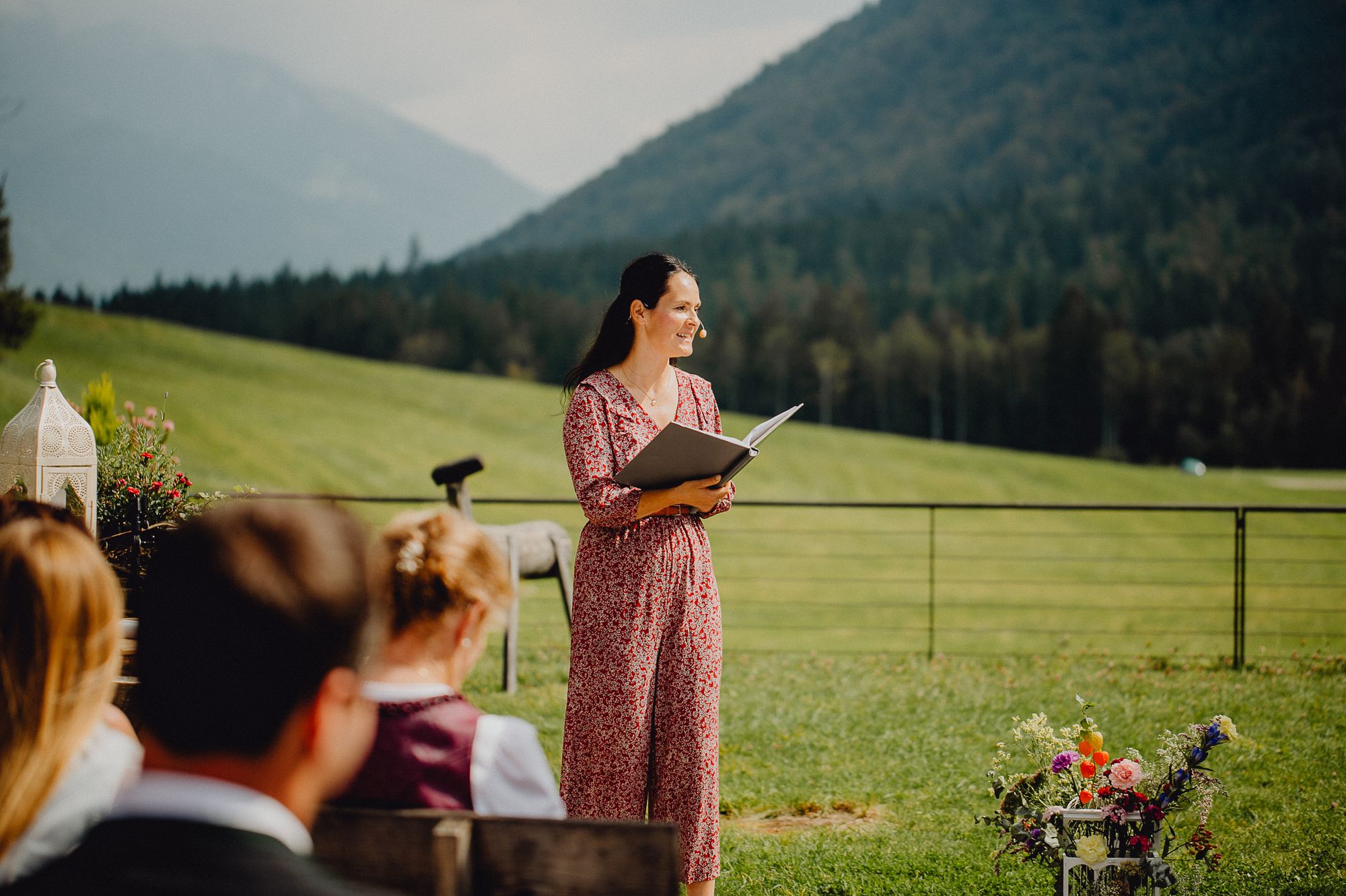 Madeleine Dietrich hält eine Traurede mit einer schönen Landschaft im Hintergrund