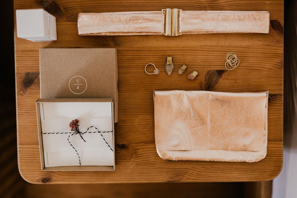 Ausgeliehene Tasche Gürtel und Schmuck