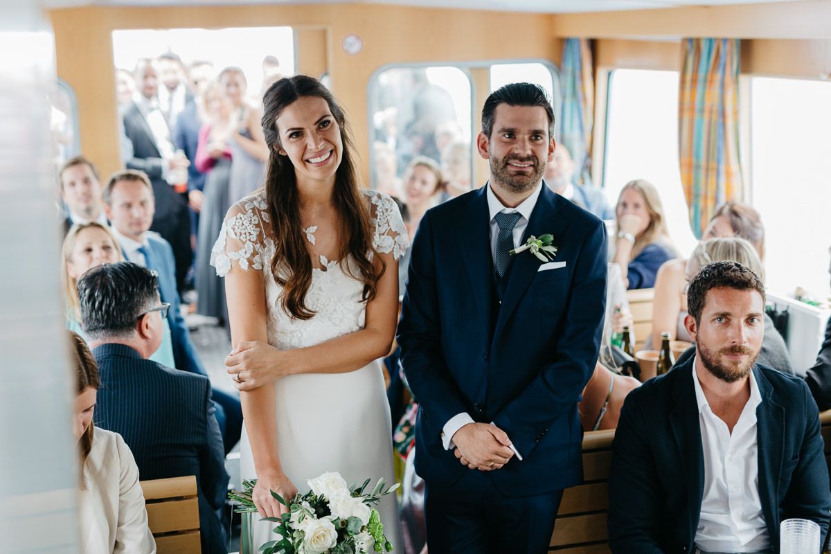 verliebtes Paar bei der standesamtlichen Hochzeit