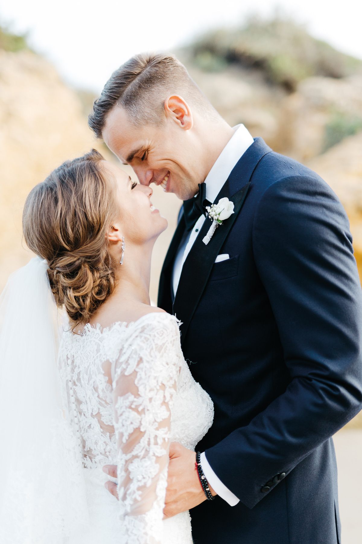 verliebtes Hochzeitspaar schaut sich in die Augen