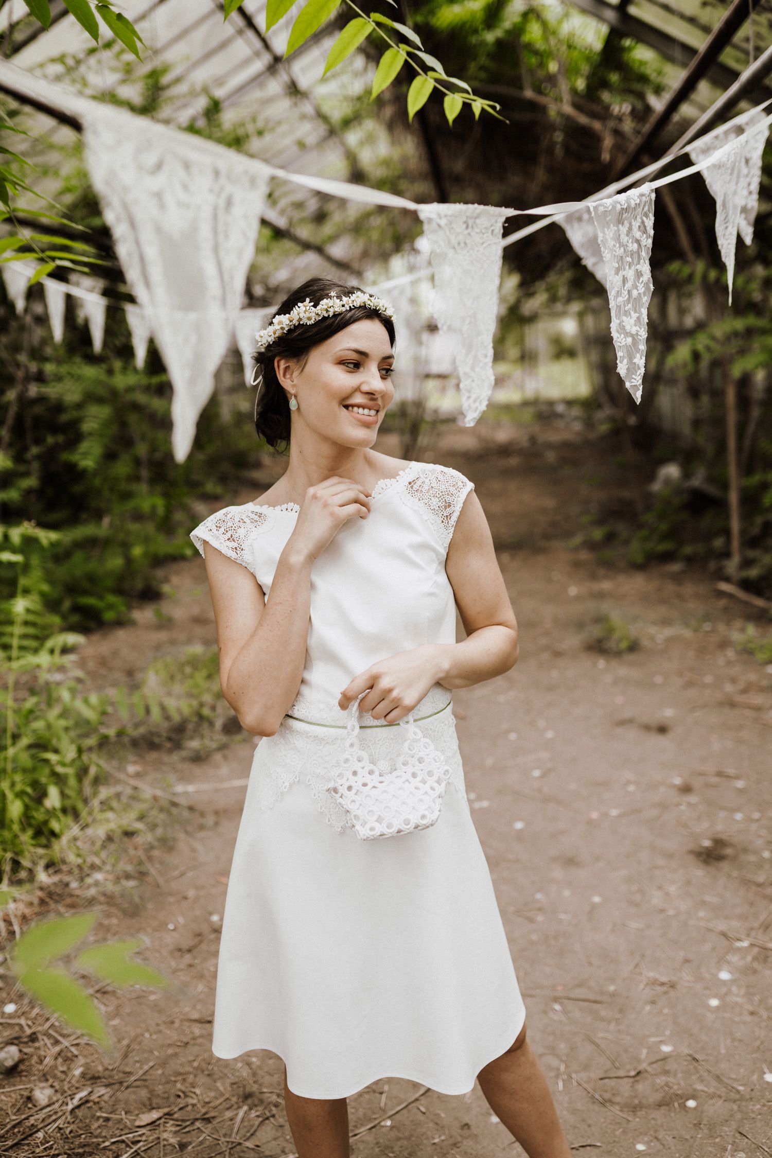 Braut in weißem kurzen Kleid