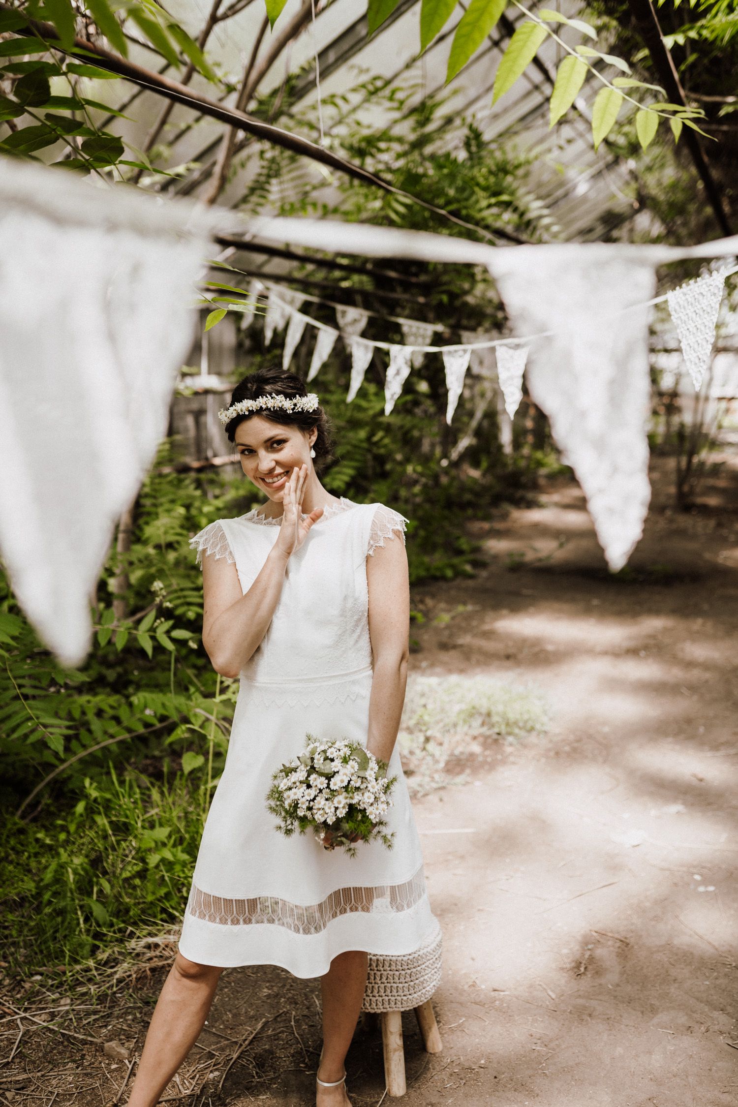 Braut in weißem Kleid mit Blumenstrauß