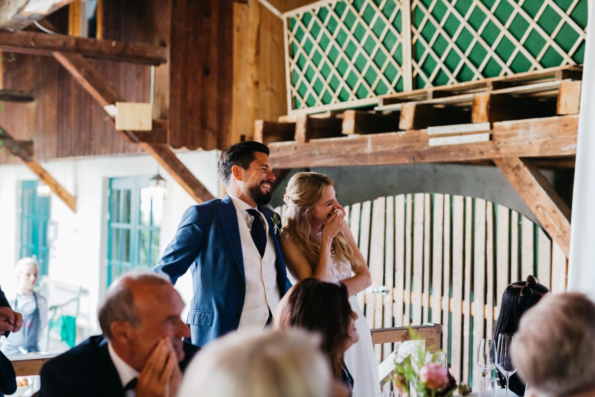 Hochzeitspaar freut sich über die Brautschuhversteigerung