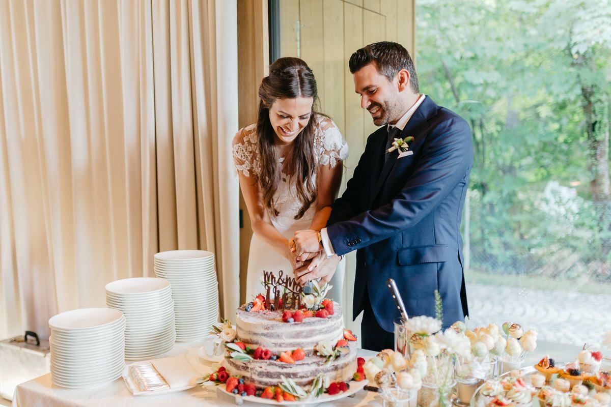Brautpaar schneiden Hochzeitstorte an als Hochzeitsbrauch