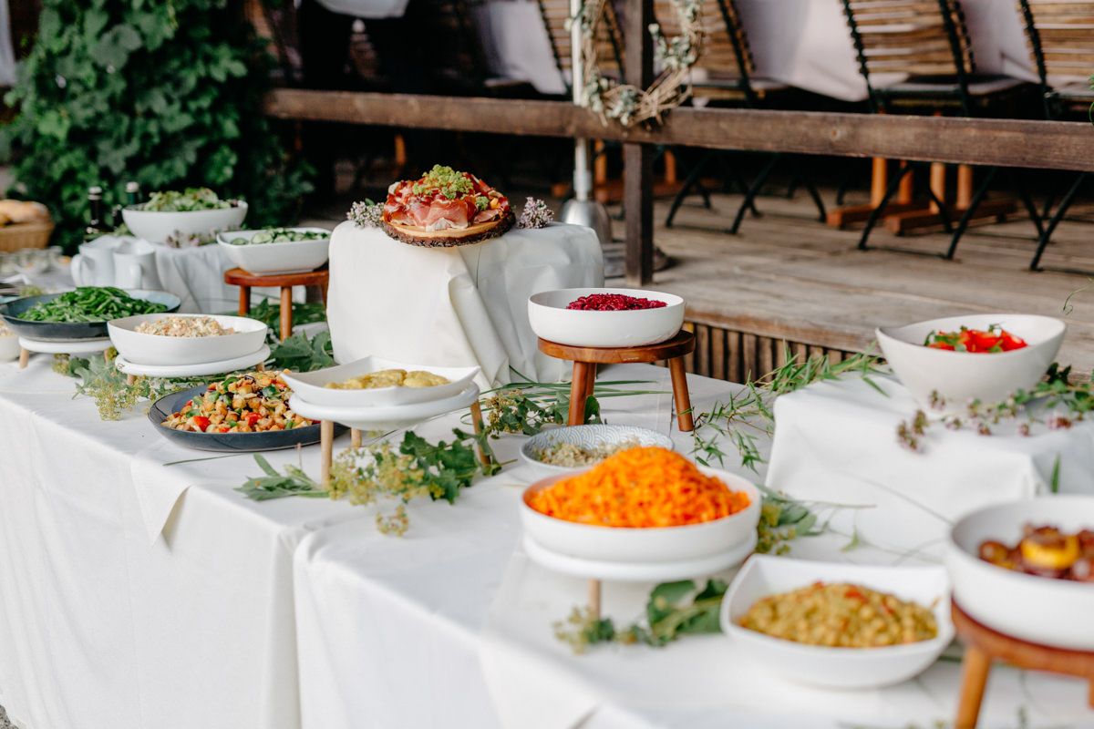 Buffet mit verschiedenen Speisen