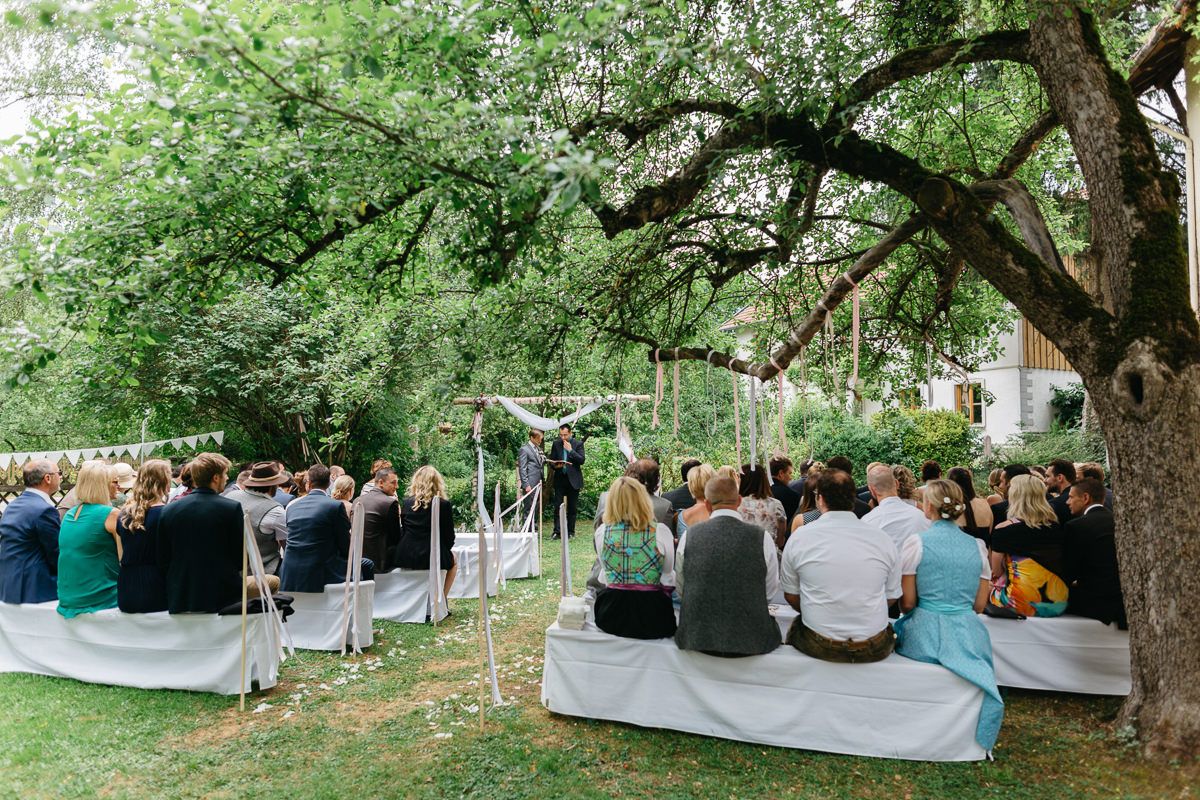 Trauung im Garten mit Gästen - Garten Hochzeit