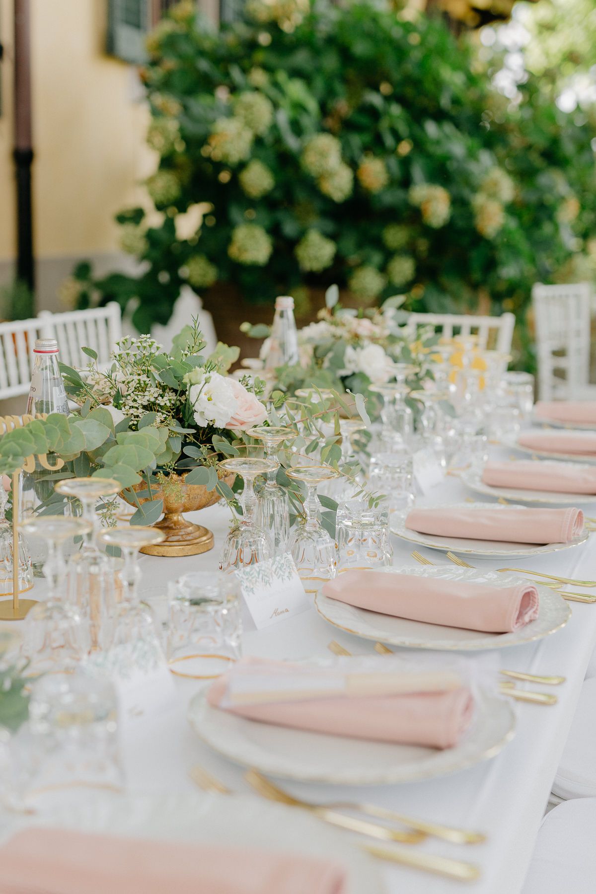 Weiß gedeckter Tisch auf Hochzeit
