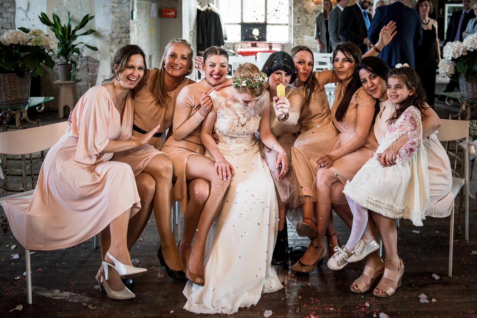 Hochzeitstrend 2021 unterschiedliche Brautjungfernkleider