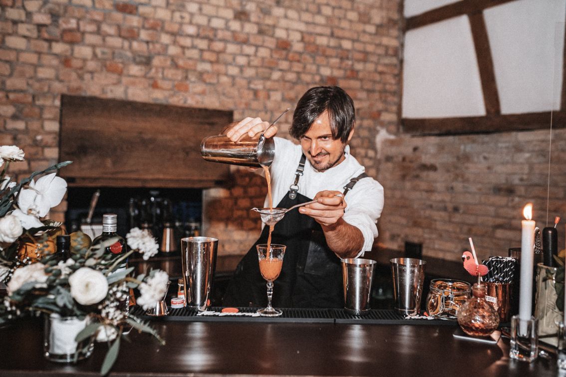 Ein Barkeeper macht einen Drink
