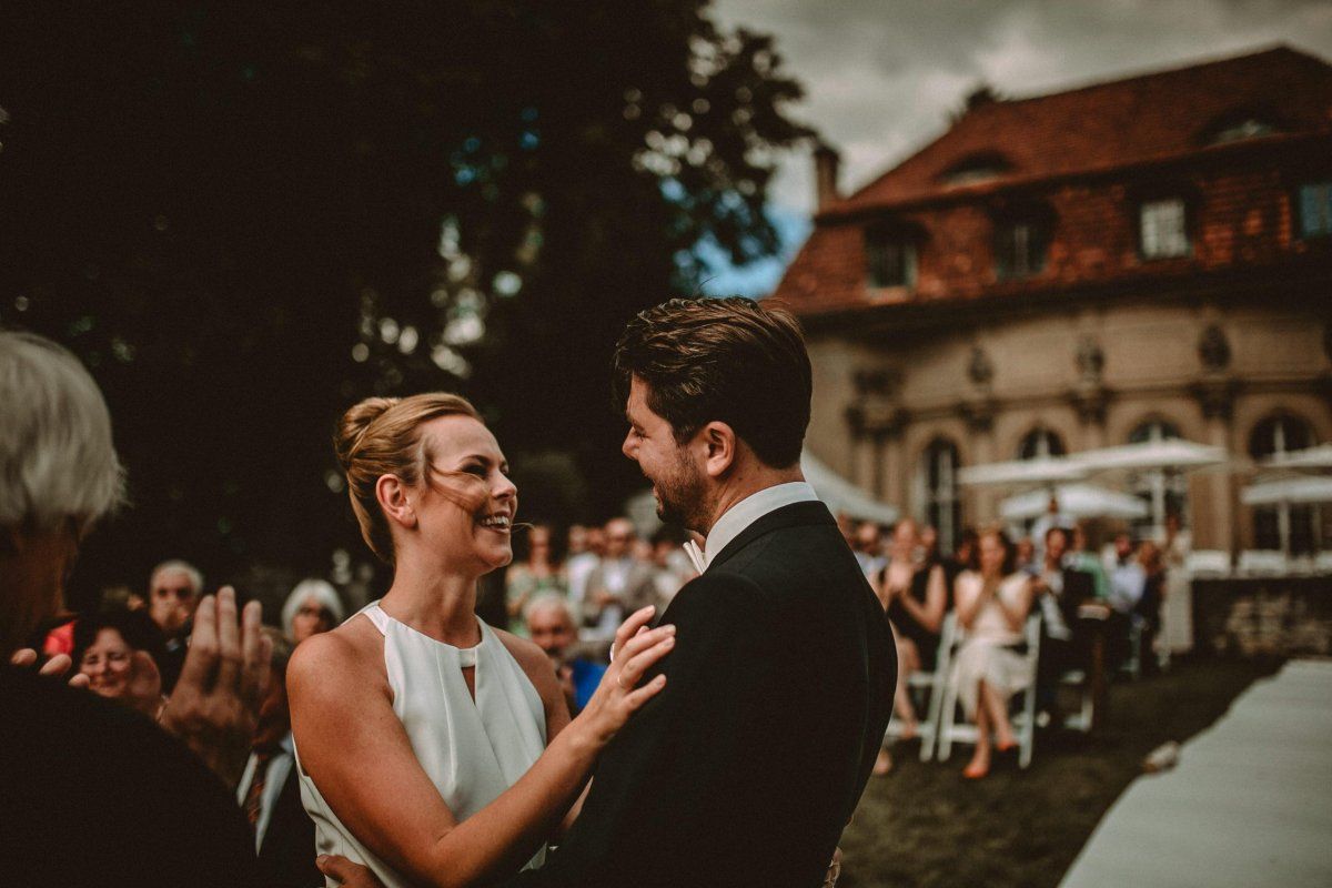 Ein Brautpaar lacht sich an während der Trauung