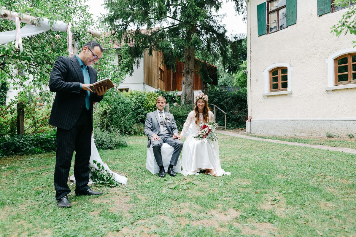 Ein Brautpaar sitzt bei ihrer freien Trauung