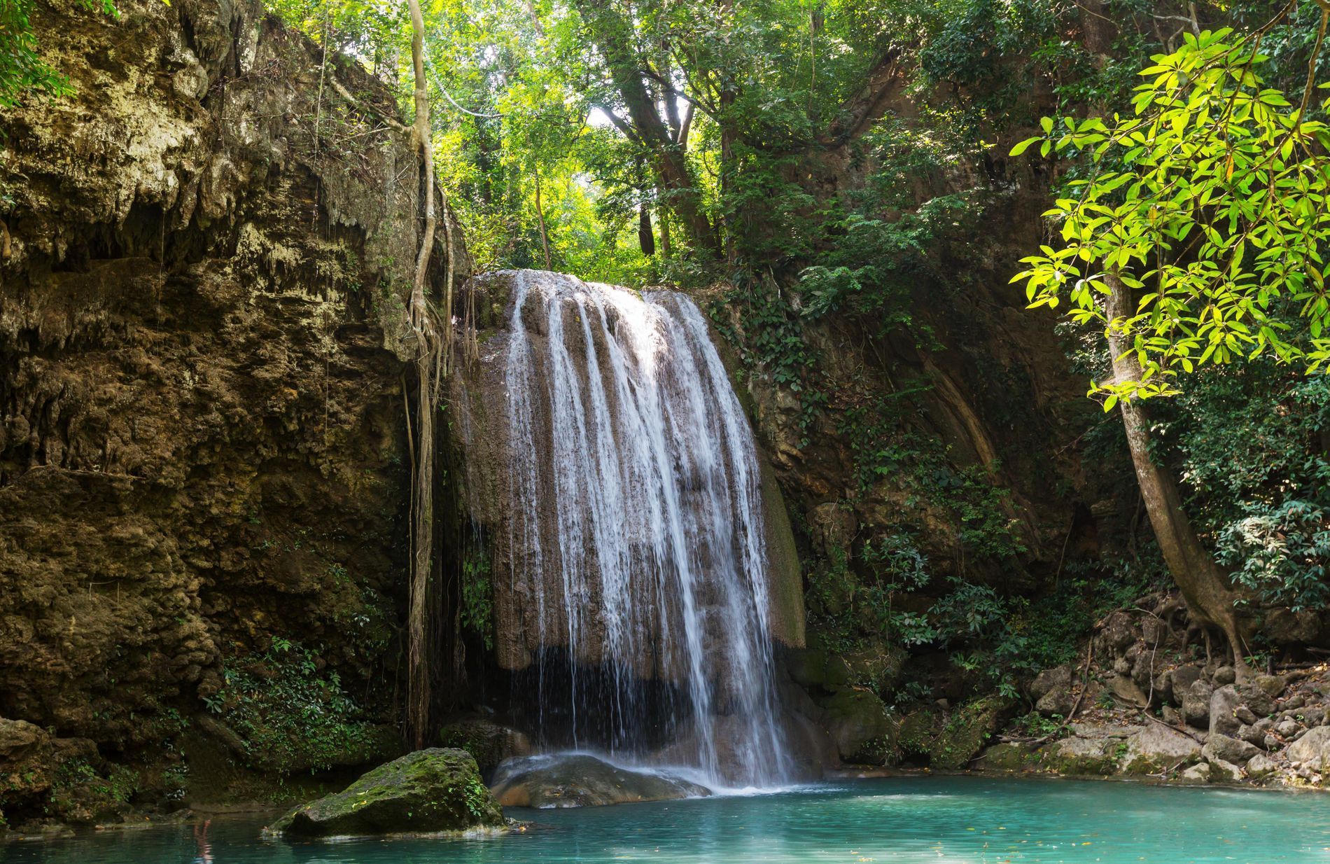 Ein Wasserfall im Dschungel von Thailand