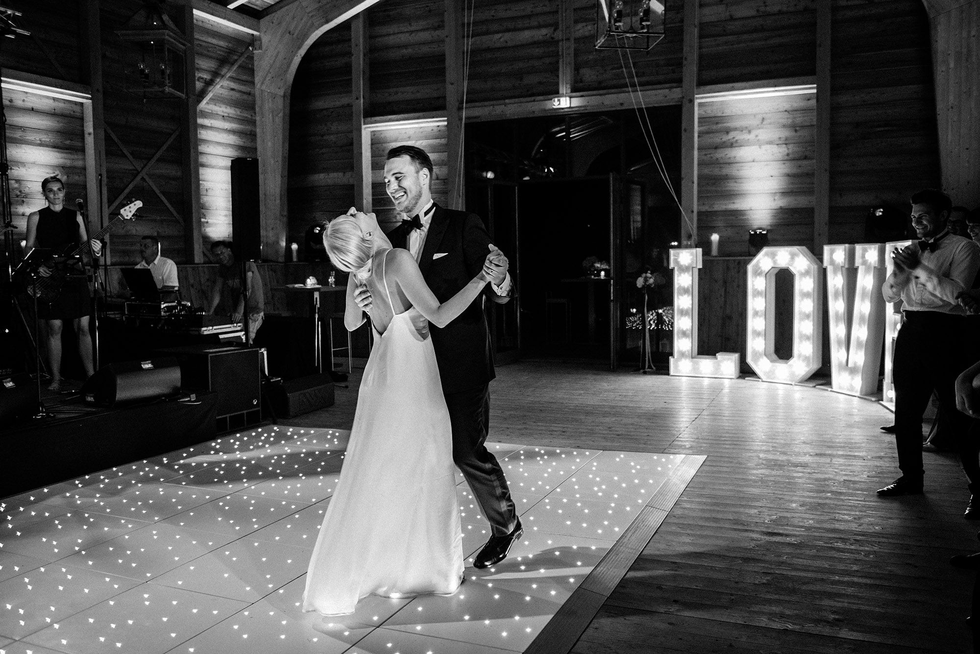 Ein Brautpaar tanzt seinen ersten Hochzeitstanz
