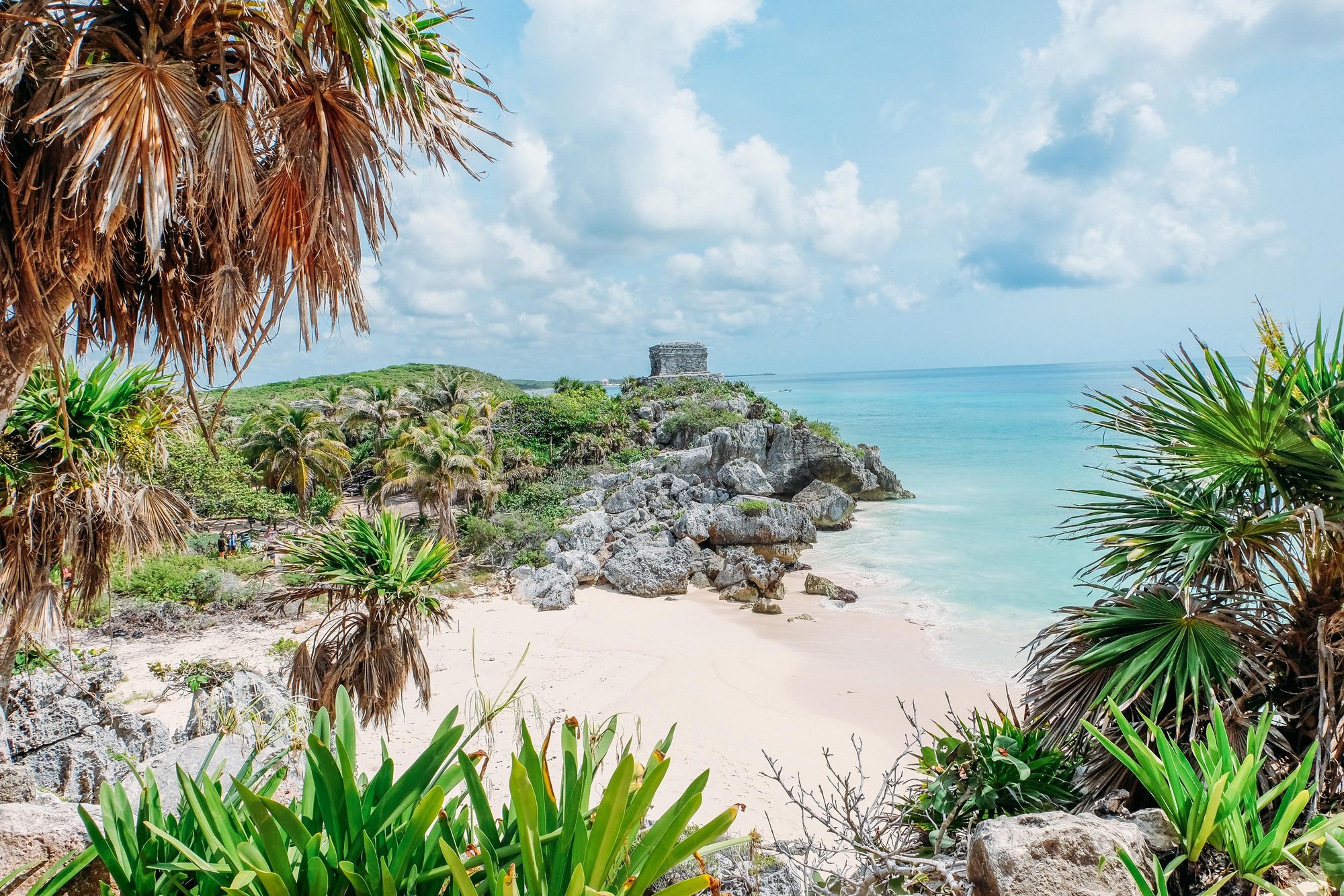 Strand, Klippen und türkisblaues Meer
