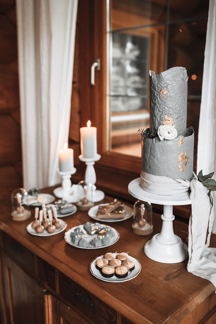 Eine Candbar mit Hochzeitstorte