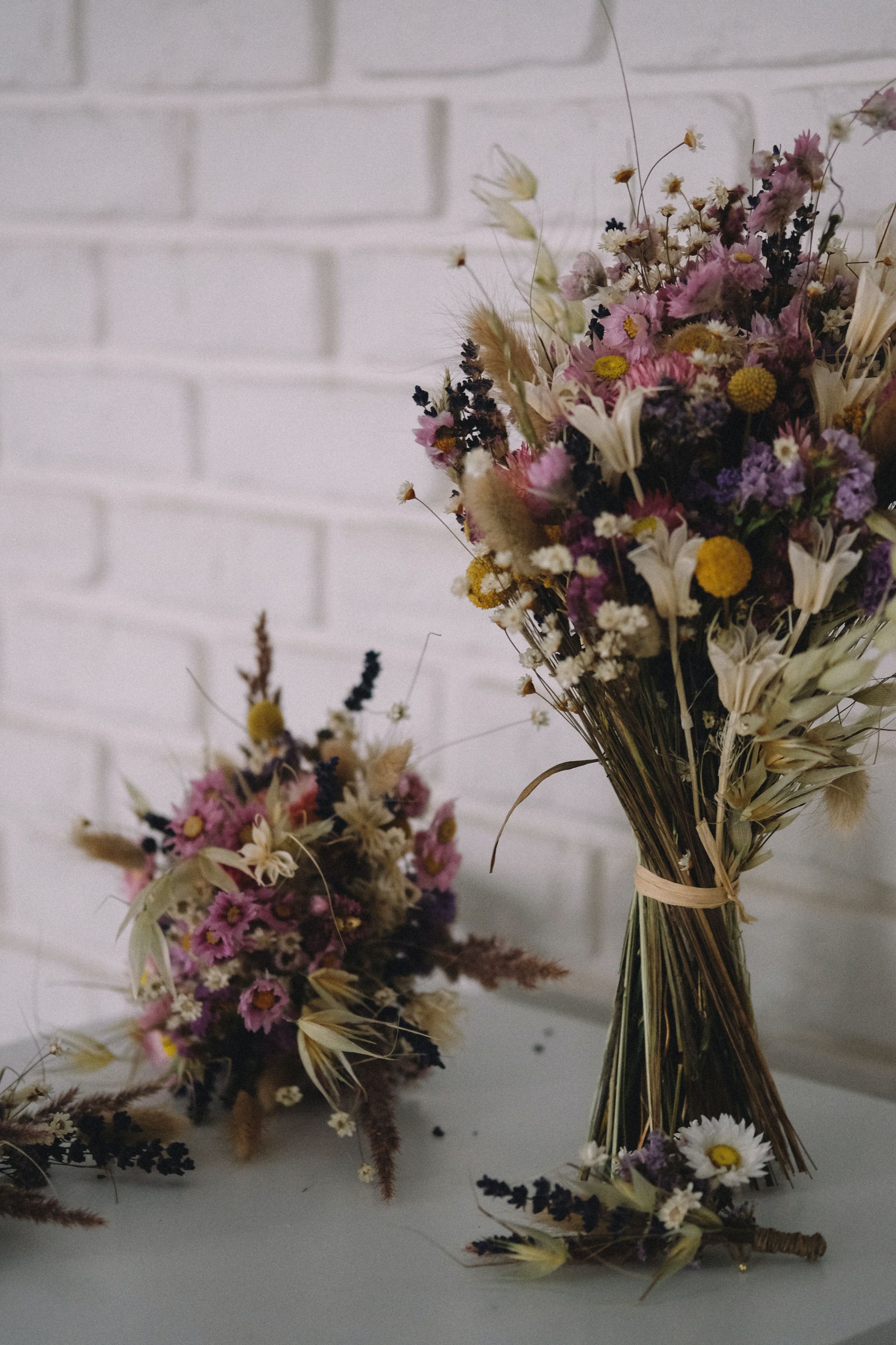 Zwei Brautsträuße aus Trockenblumen