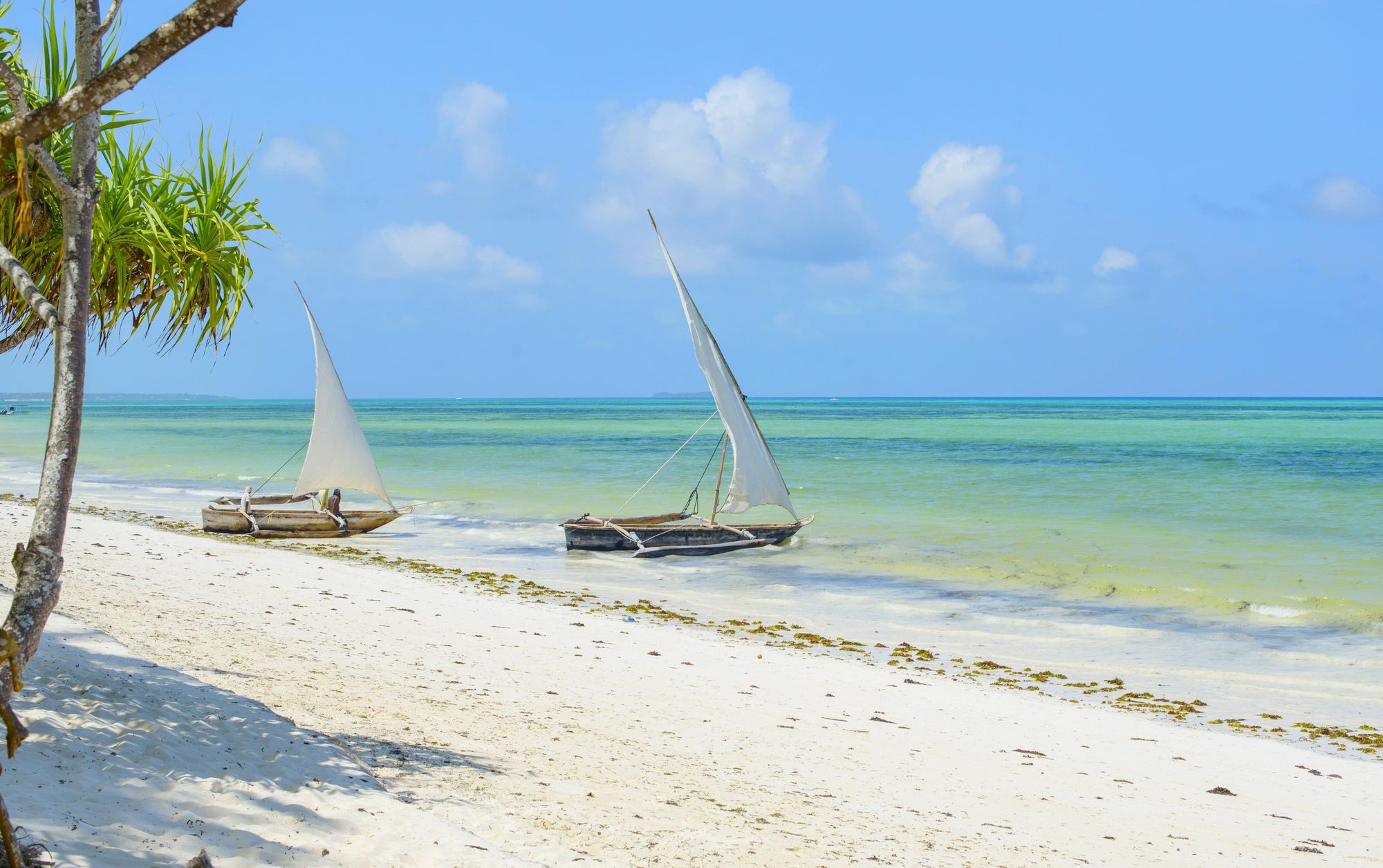 Zwei Segelboote auf dem weißen Sandstrand