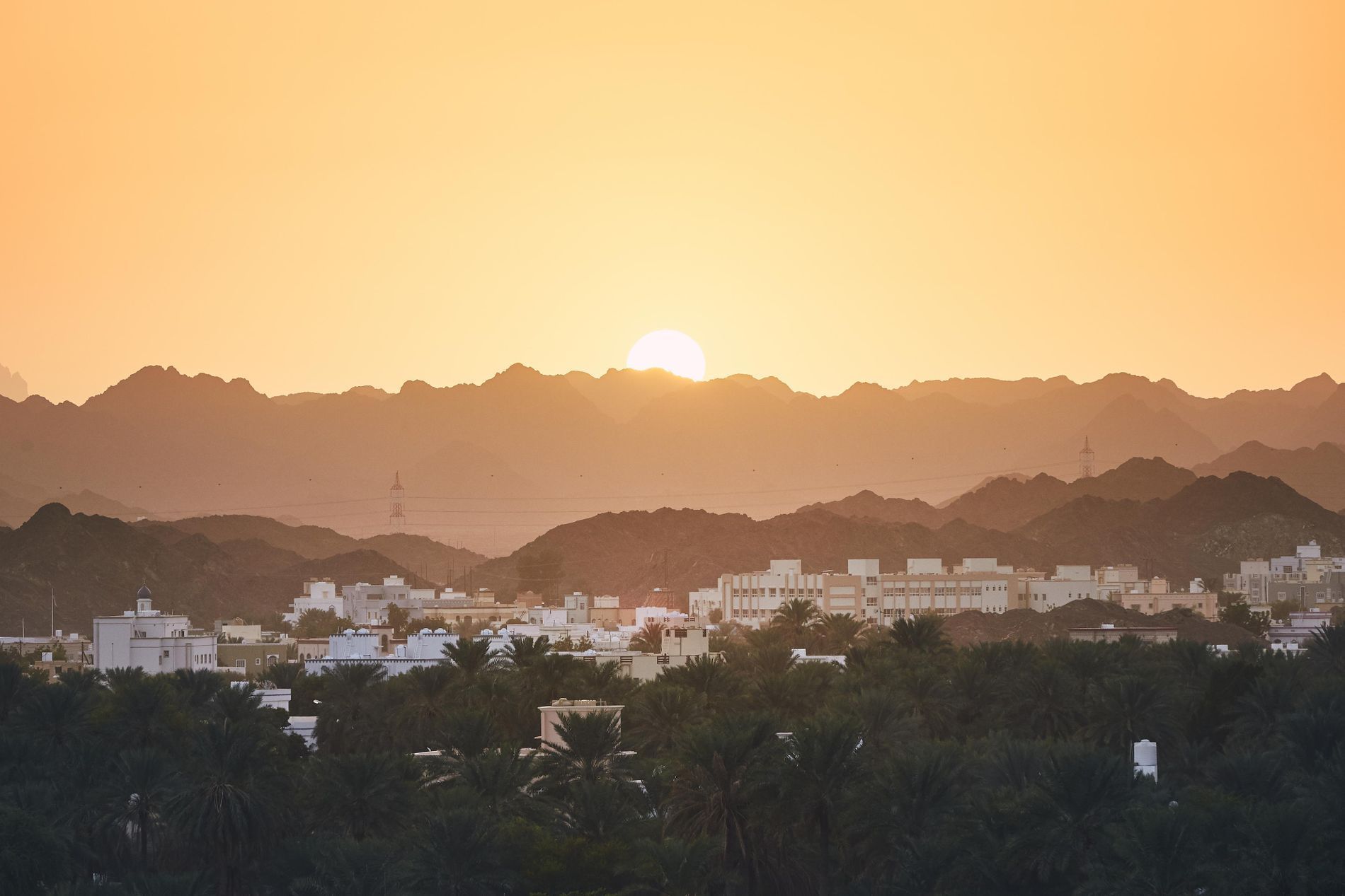 Stadt in der Wüste bei einem Sonnenuntergang