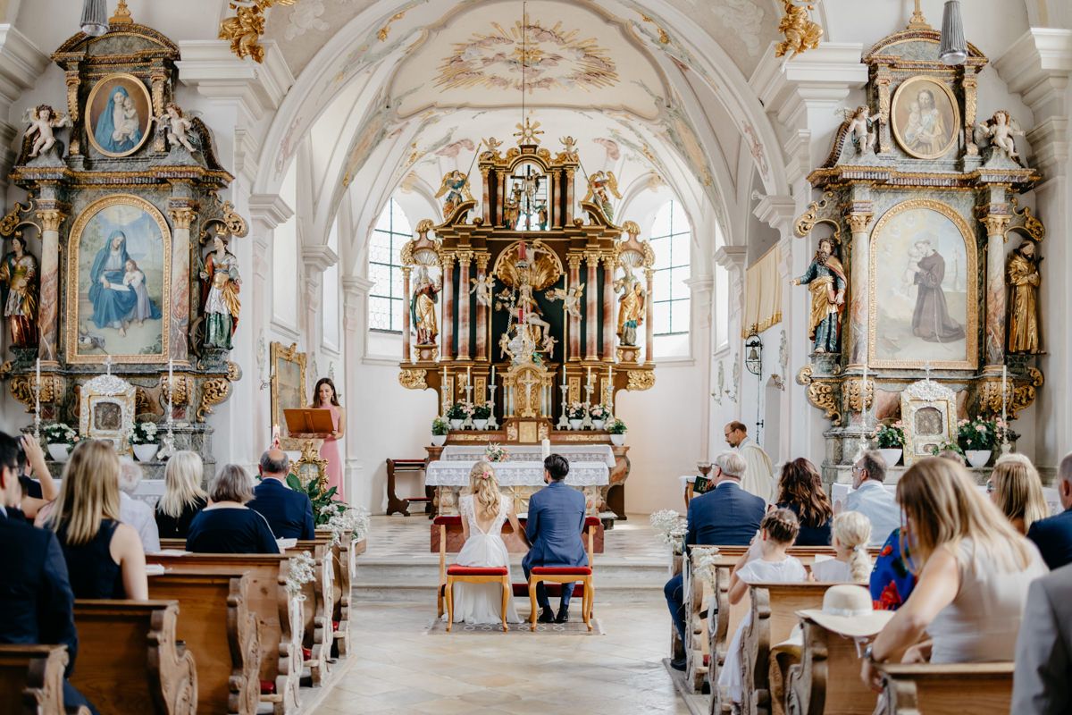 Ein Brautpaar bei seiner kirchlichen Trauung