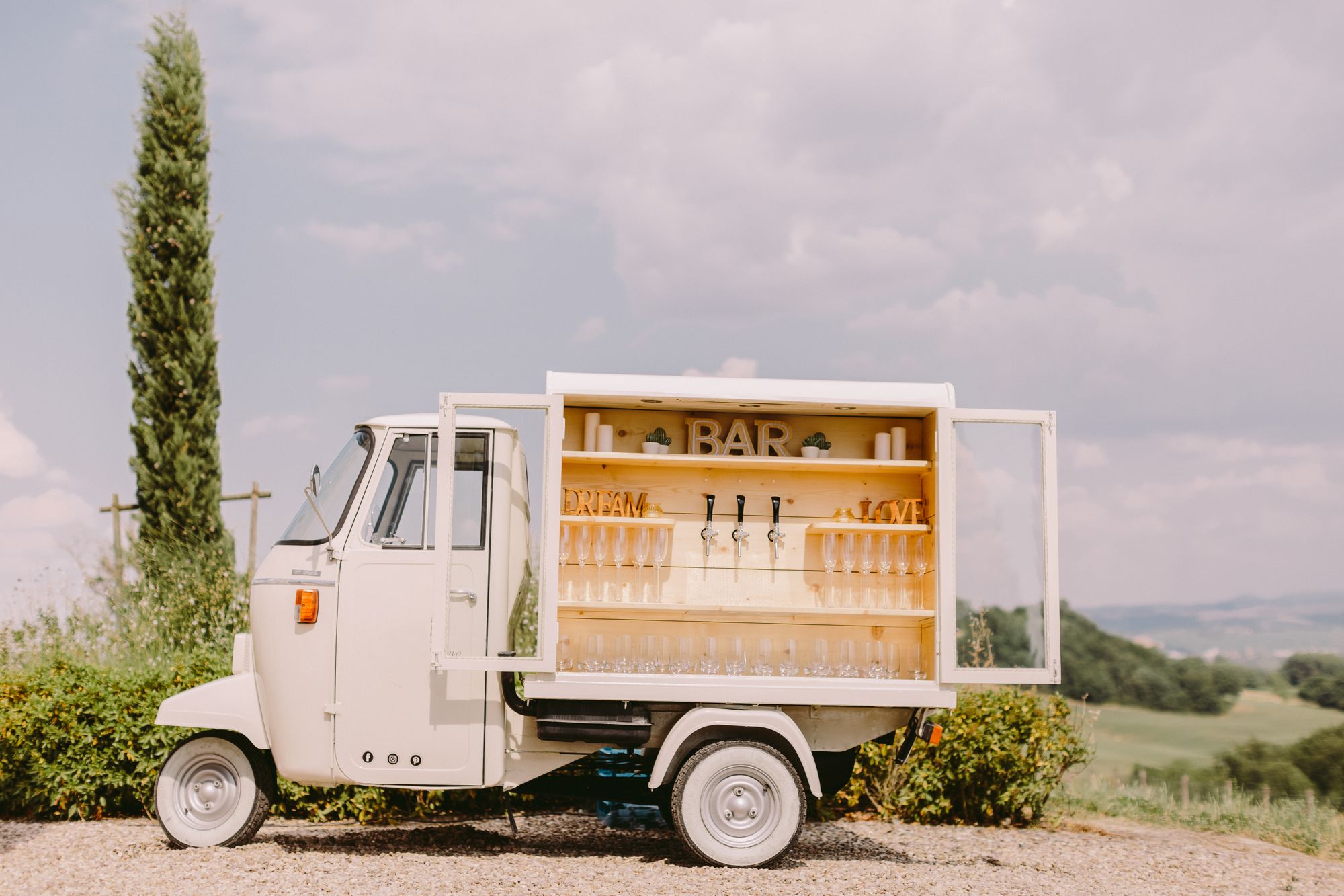 Kleines Auto als Bar umfunktioniert