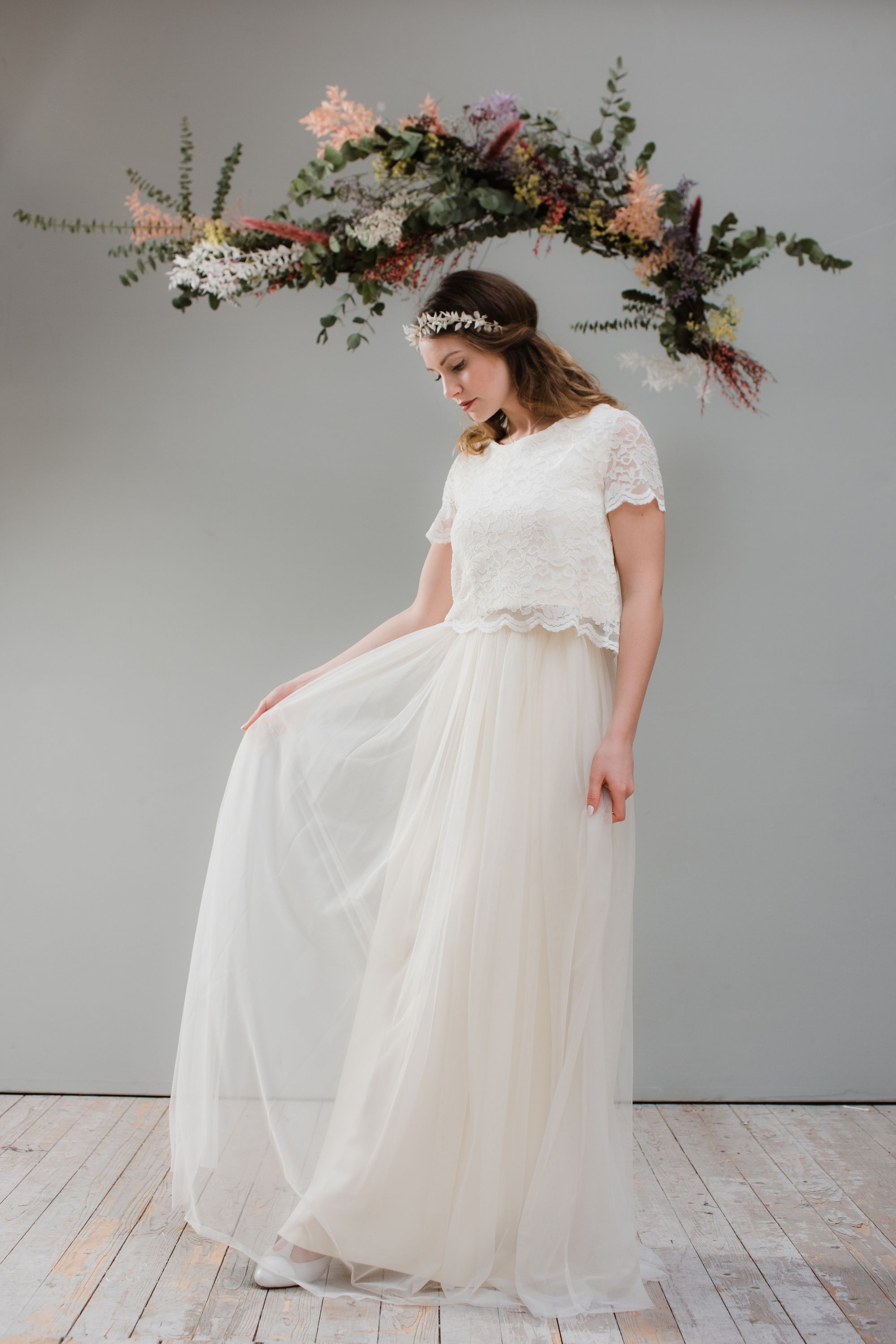 weißes Hochzeitskleid mit Spitzenoberteil