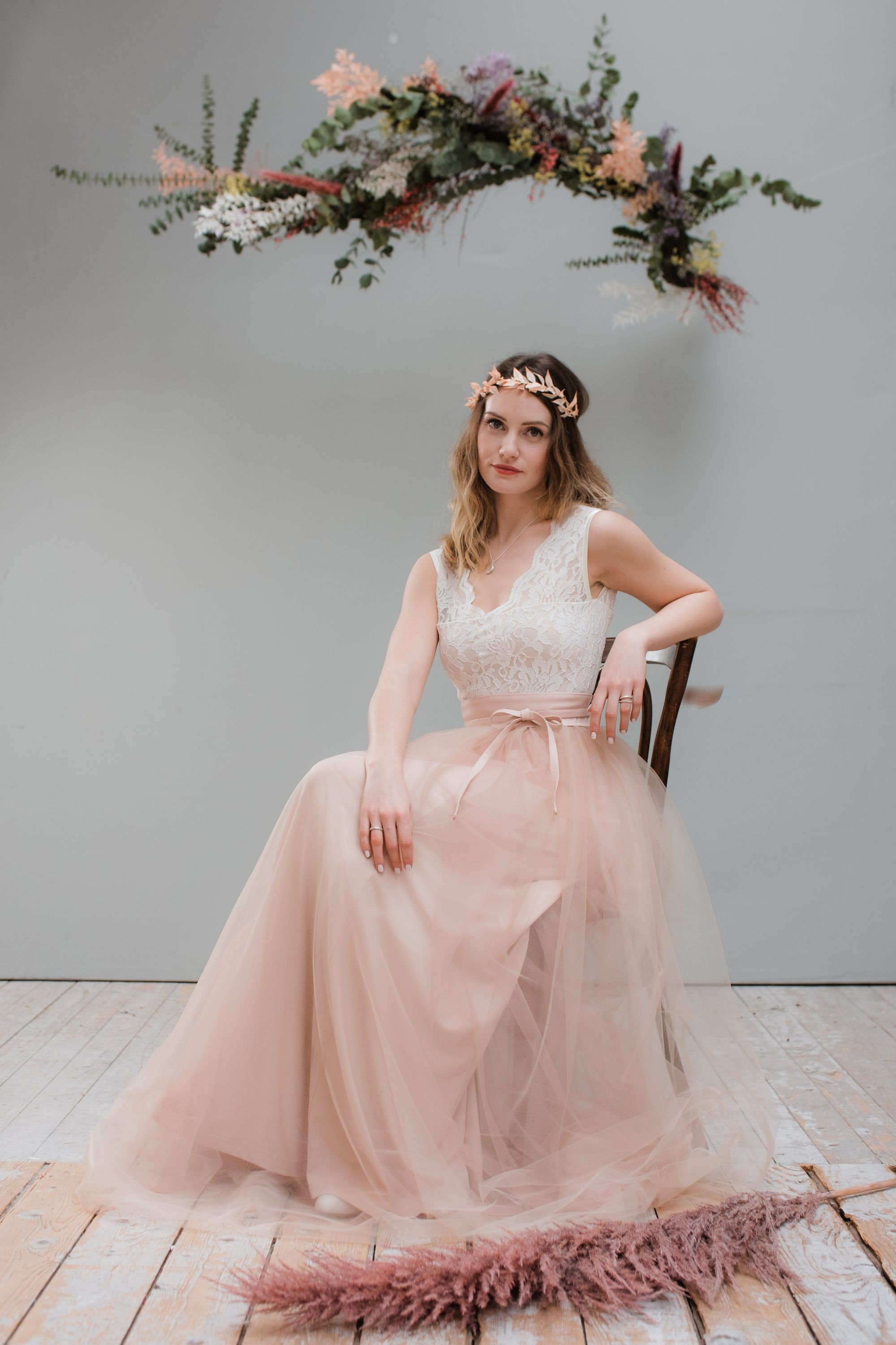 Spitzenbrautkleid mit rosa Tüllrock