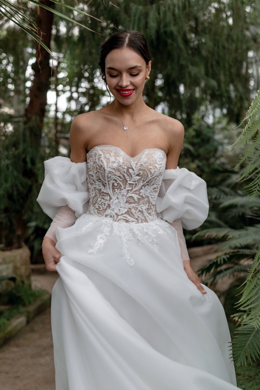 Braut in Hochzeitskleid mit Puffärmeln und Carmen-Ausschnitt