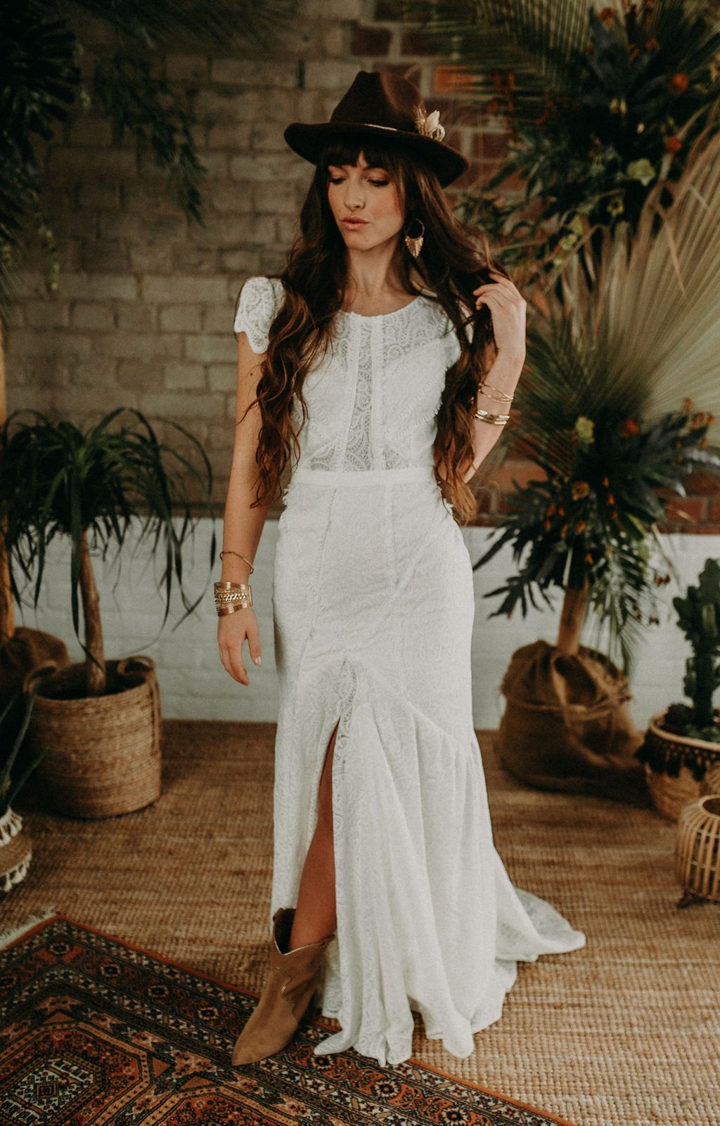 Braut in Boho-Kleid mit T-Shirt-Ärmeln