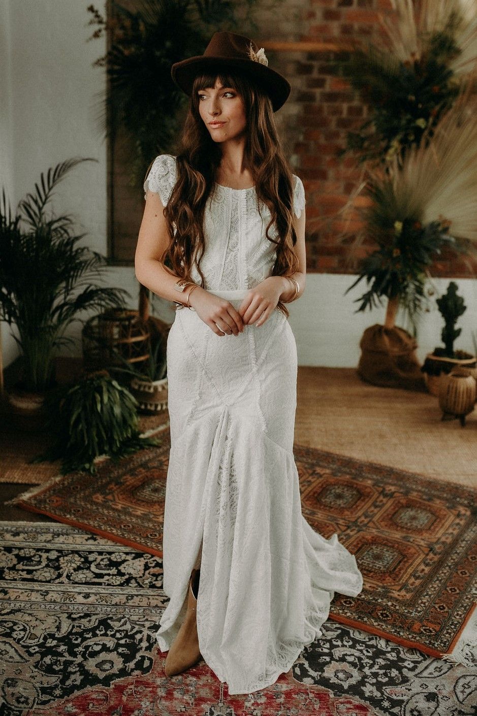 Braut in Hochzeitskleid im Boho-Look mit T-Shirt-Ärmeln