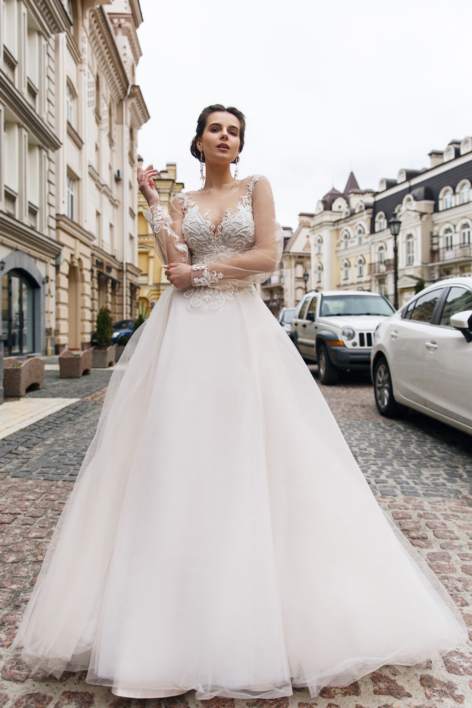 Braut steht auf der Straße mit Brautkleid