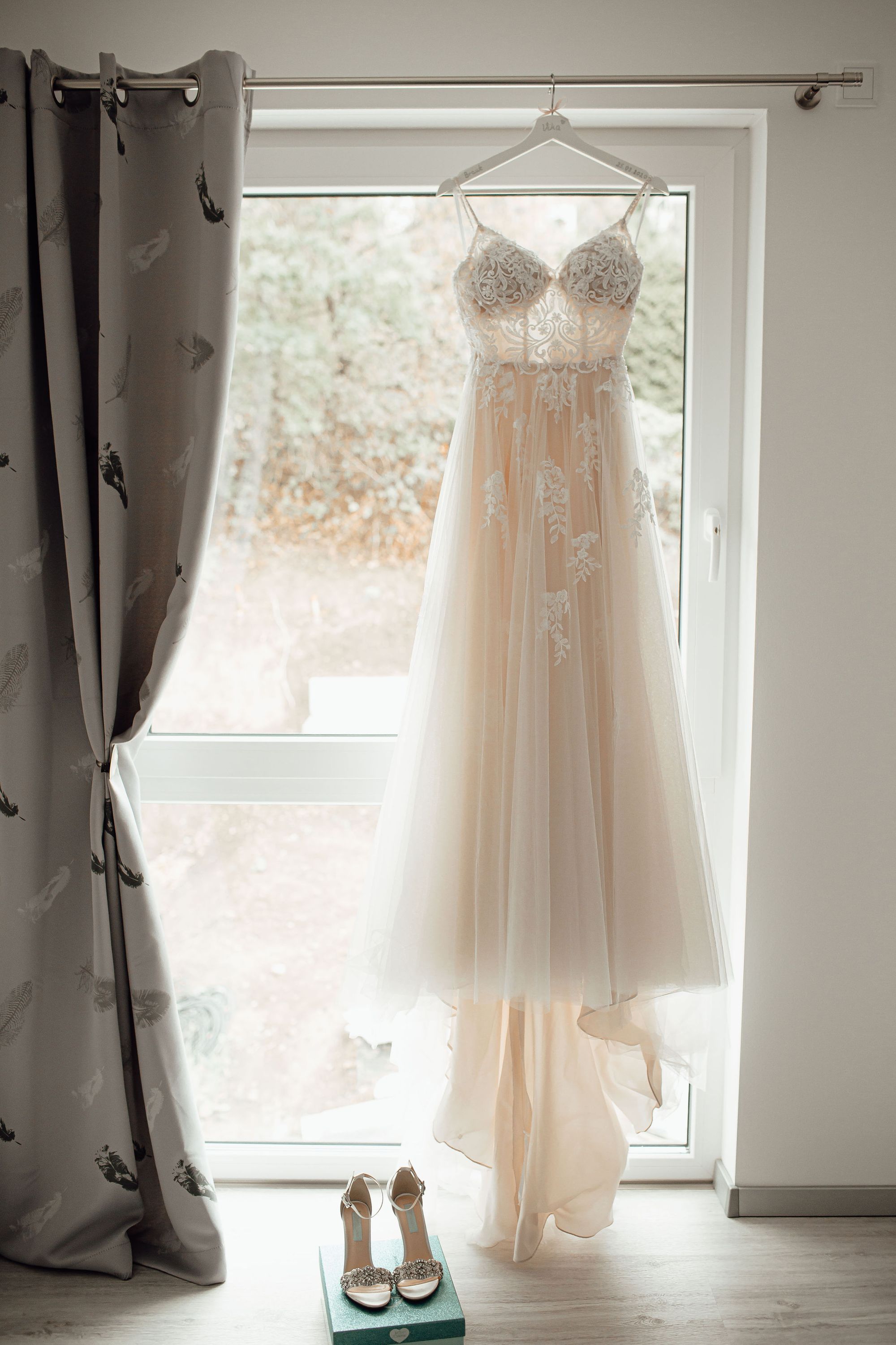 Das Brautkleid hängt am Fenster