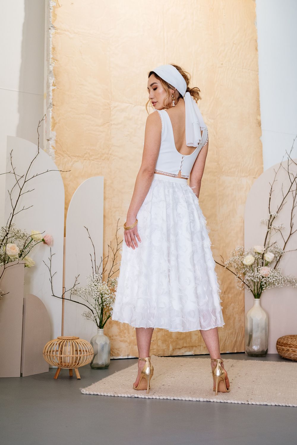 Ein kurzes Brautkleid mit Rückenausschnitt