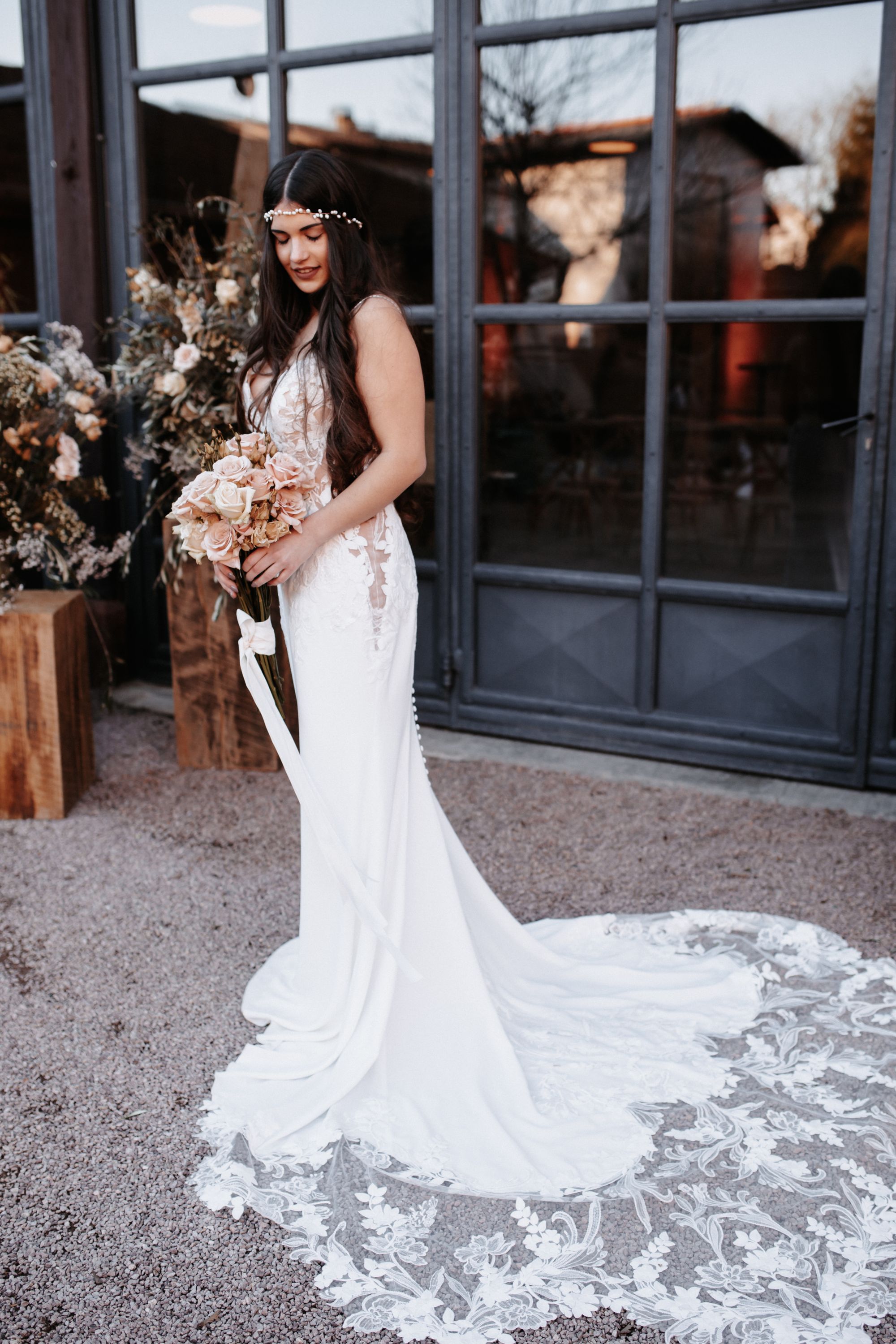 Das Brautkleid mit Schleppe wird gezeigt