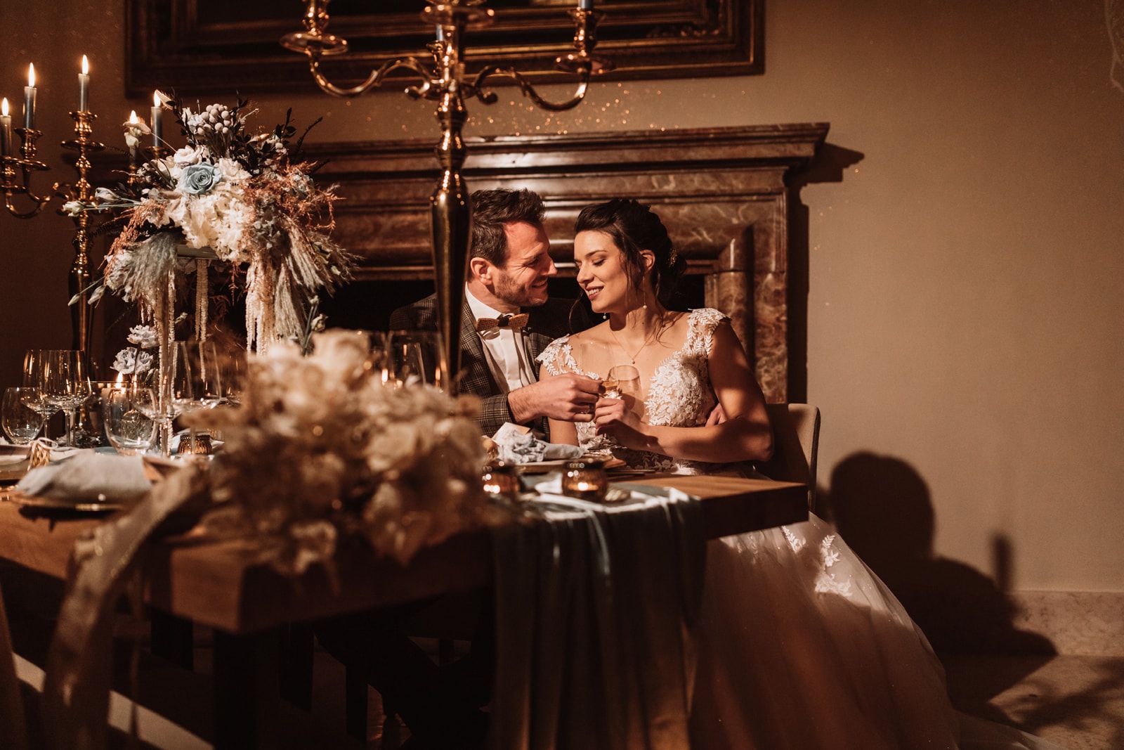 Brautpaar sitzt am Hochzeitstisch